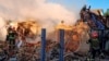 Vatrogasci gase požar u kući uništenoj u ruskom raketnom napadu na region Kijeva, Ukrajina, 8. maja 2024.