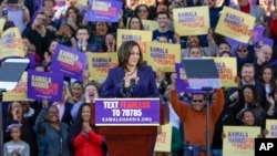 Thượng nghị sỹ đảng Dân chủ Kamala Harris của California phát biểu trước đám đông tại buổi khởi động chính thức chiến dịch vận động tranh cử của bà hôm 27/1 ở Oakland.