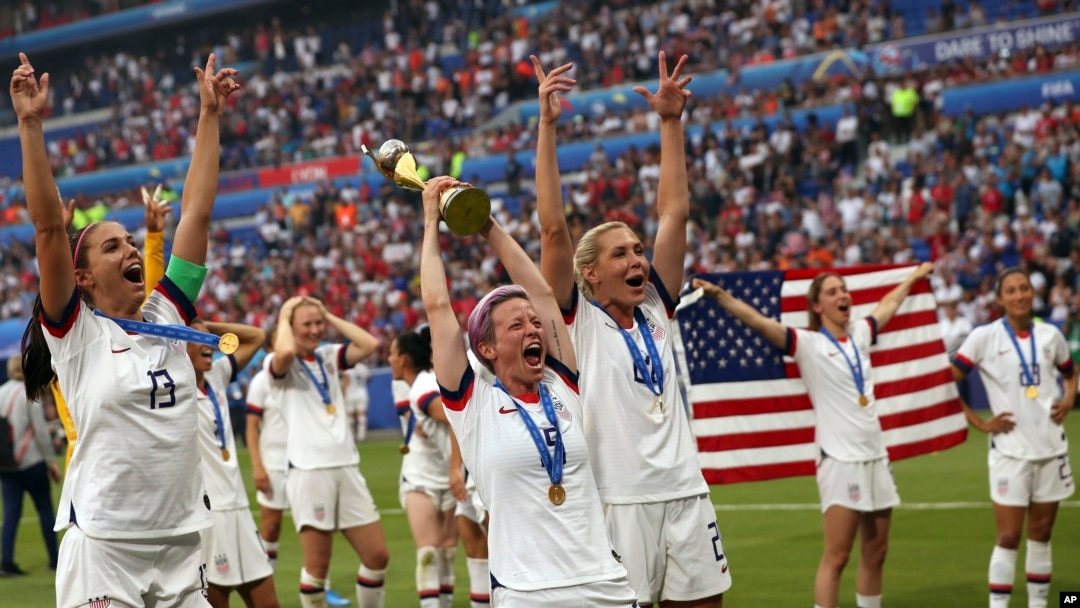 កីឡាការនី Megan Rapinoe របស់​ក្រុម​អាមេរិក (រូប​កណ្តាល) លើក​ពាន​ នៅ​ពេល​ឈ្នះ​ការ​ប្រកួត​បាល់​ទាត់​ស្ត្រី​វគ្គ​ផ្តាច់ព្រ័ត្រ នៅ​ក្នុង​ក្រុង​លីយ៉ុង​ ប្រទេស​បារាំង កាលពី​ថ្ងៃទី៧ ខែកក្កដា ឆ្នាំ២០១៩។