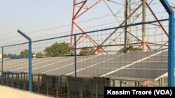 Les panneaux solaires installés à Badougou-Djoliba, Mali, le 10 décembre 2017. (VOA/Kassim Traoré)