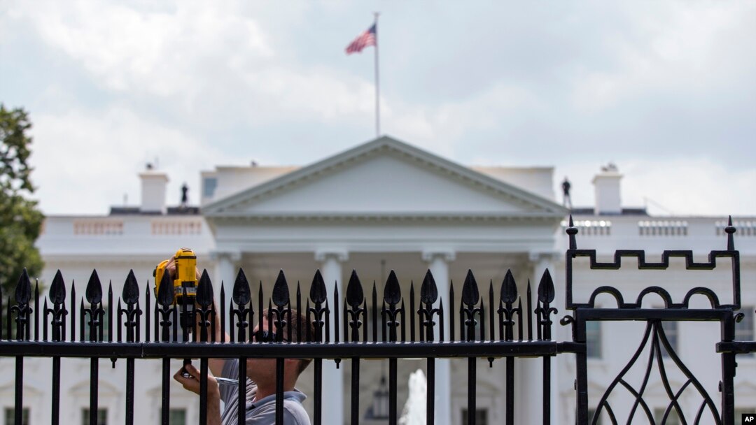 La Casa Blanca instaló el año pasado una segunda fila de puntas de hierro protectoras a la cerca que rodea el complejo en la avenida Pennsylvania.