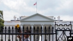 La Casa Blanca instaló el año pasado una segunda fila de puntas de hierro protectoras a la cerca que rodea el complejo en la avenida Pennsylvania.