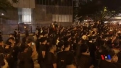 香港反送中遊行人士悼念墮樓身亡的示威者