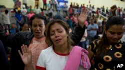 Honduran migrants pray at an improvised shelter in Chiquimula, Guatemala, Oct. 16, 2018. 