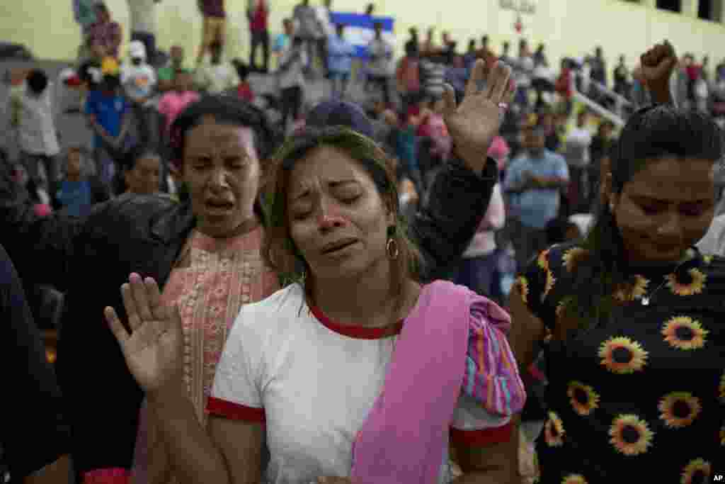 Para migran Honduras berdoa di tempat penampungan darurat di Chiquimula, Guatemala, 16 Oktober 2018.