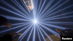 Un espectáculo de luces en Nueva York rinde homenaje esta semana a las víctimas de los ataques terroristas del 9 de Sep. 2001.