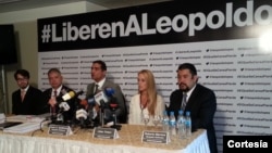 El abogado Juan Carlos Gutiérrez (al centro) en rueda de prensa junto a la esposa de Leopoldo López, Lilian Tintori (Foto: La Patilla).