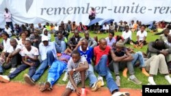 Des Rwandais commémorant le 20è anniversaire du génocide, à Kigali, Rwanda