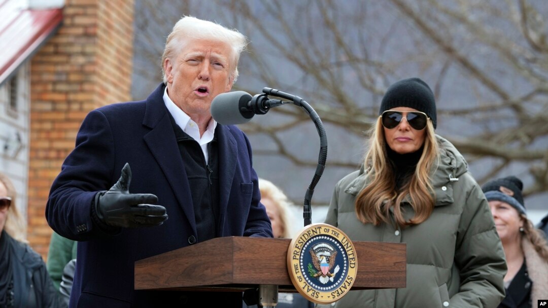 Predsjednik Donald Trump, zajedno s prvom damom Melanijom Trump, govori dok se sastaje s vlasnicima kuća pogođenih uraganom Helene u Swannanoi, NC, petak, 24. januara 2025. (AP Photo/Mark Schiefelbein)