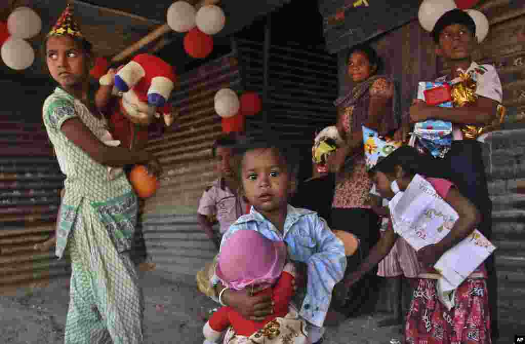 En la India un país en donde los cristianos son una minoría, muchas organizaciones occidentales aprovechan el día de Navidad, para regalar juguetes a niños pobres del país. 