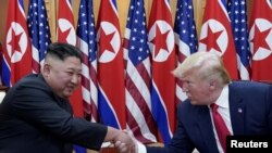 El presidente de Estados Unidos, Donald Trump, se da la mano con el líder norcoreano Kim Jong Un en la zona desmilitarizada que separa a las dos Coreas, en Panmunjom, Corea del Sur, el 30 de junio de 2019.