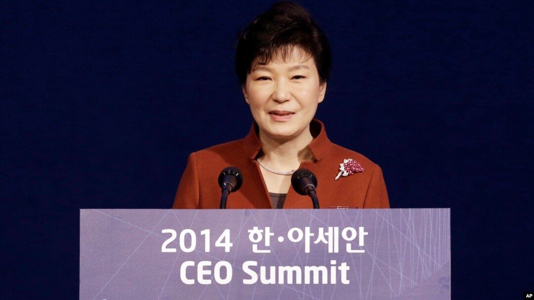 11일 한국 부산에서 한-아세안 특별정상회의가 열린 가운데, 박근혜 한국 대통령이 'CEO 서밋' 개막식에서 연설하고 있다.