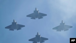 美国海军F-35战斗机编队2020年1月11日飞越加州硅谷上空。