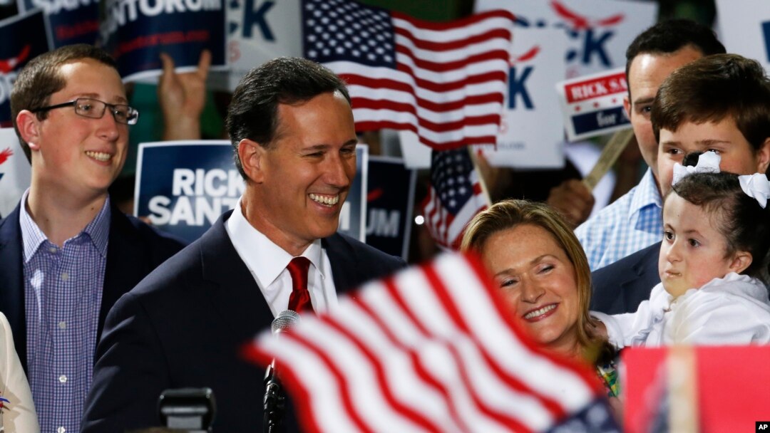 Mantan senator AS Rick Santorum (tengah) bersama keluarganya saat mengumumkan pencalonannya di Cabot, Pennsylvania (27/5). (AP/Keith Srakocic)