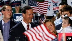 Mantan senator AS Rick Santorum (tengah) bersama keluarganya saat mengumumkan pencalonannya di Cabot, Pennsylvania (27/5). (AP/Keith Srakocic)