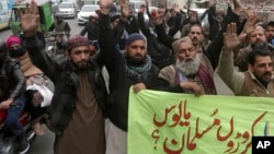 Activists from the Pakistani religious party Sunni Threek protest the Supreme Court's decision to uphold the acquittal of Aasia Bibi, in Lahore, Jan. 30, 2019.