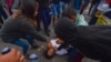 ARCHIVO - Personas ayudan a un hombre herido durante protestas antigubernamentales en Arequipa, Perú, en enero de 2023. 