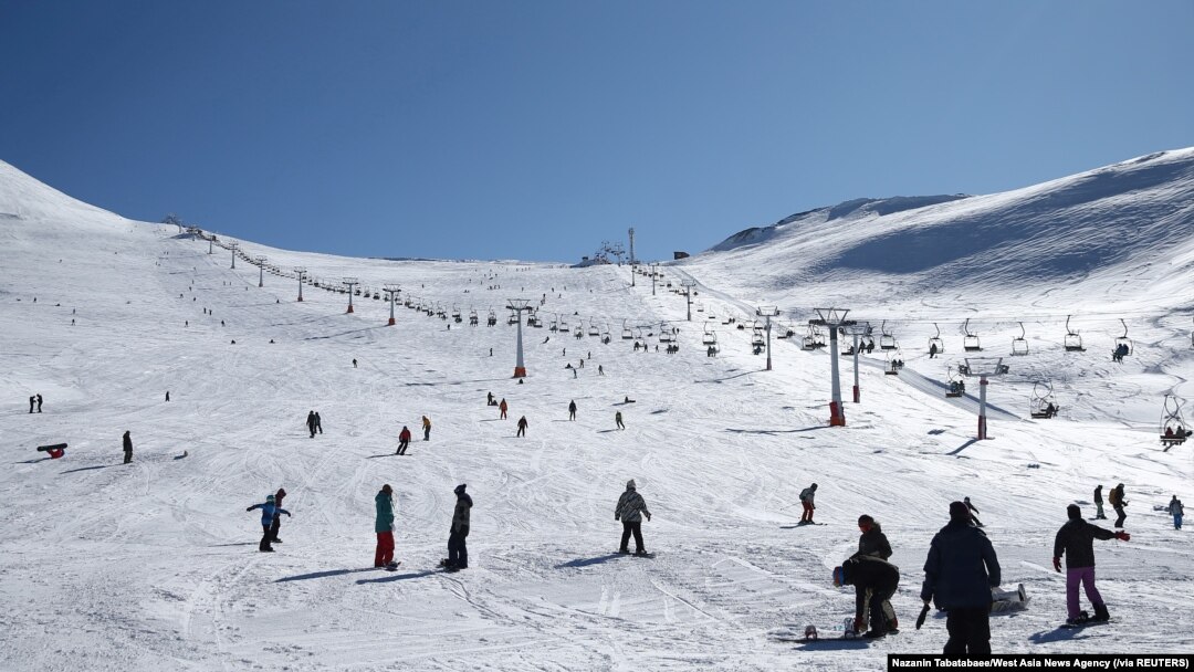 Warga Iran berlibur di resor ski Tochal di utara Teheran, Iran, 12 Desember 2019. (Foto:Nazanin Tabatabaee/WANA (West Asia News Agency via Reuters)
