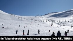 Warga Iran berlibur di resor ski Tochal di utara Teheran, Iran, 12 Desember 2019. (Foto:Nazanin Tabatabaee/WANA (West Asia News Agency via Reuters)