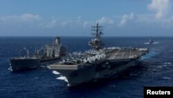 美国核动力航空母舰里根号（USS Ronald Reagan）在朝鲜半岛西南部水域进行海上补给 (2017年10月9日)