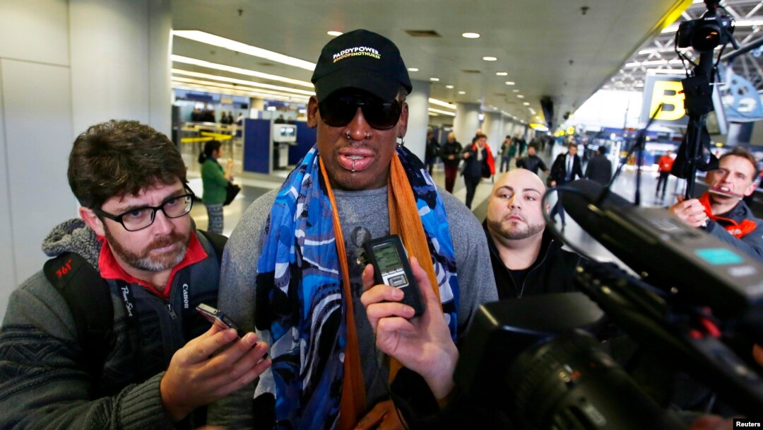 Mantan bintang basket NBA Dennis Rodman berbicara pada media di Bandara Internasional Beijing.