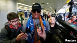 Mantan bintang basket NBA Dennis Rodman berbicara pada media di Bandara Internasional Beijing.