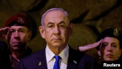 Primeiro-ministro israelita Benjamin Netanyahu assiste a uma cerimónia de colocação de coroas de flores que assinala o Dia da Memória do Holocausto em Jerusalém. Fotografia de arquivo