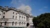 Asap mengepul akibat kebakaran di Somerset House di London, Inggris, 17 Agustus 2024. (Foto: REUTERS/Maja Smiejkowska)