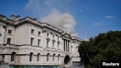 Asap mengepul akibat kebakaran di Somerset House di London, Inggris, 17 Agustus 2024. (Foto: REUTERS/Maja Smiejkowska)