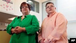 April DeBoer y Jayne Rowse, dos enfermeras que forman pareja hace ocho años demandaron que la ley violaba sus derechos.