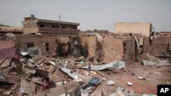 (Photo d’archives) Un homme passe devant une maison à Khartoum, au Soudan, touchée par des combats entre l'armée et les Forces de soutien rapide (FSR), le 25 avril 2023. (AP Photo/Marwan Ali)