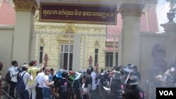 More than 100 supporters demonstrated outside the court building on Wednesday morning March 27, 2013 to protest for the release of Yorm Bopha.