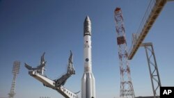 Roket Proton-M dipasang di Kazakhstan, 13 Mei 2014. Peluncuran roket yang membawa satelit Meksiko hari Sabtu, 16 Mei 2015 mengalami kegagalan dan memicu penyelidikan. (AP) 