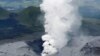 Pemandangan dari udara menunjukkan letusan Gunung Aso di Aso, Prefektur Kumamoto, Jepang bagian barat daya. Foto ini diambil oleh Kyodo 14 September 2015. (Foto: Reuters)