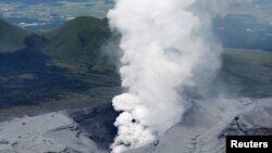 Pemandangan dari udara menunjukkan letusan Gunung Aso di Aso, Prefektur Kumamoto, Jepang bagian barat daya. Foto ini diambil oleh Kyodo 14 September 2015. (Foto: Reuters)