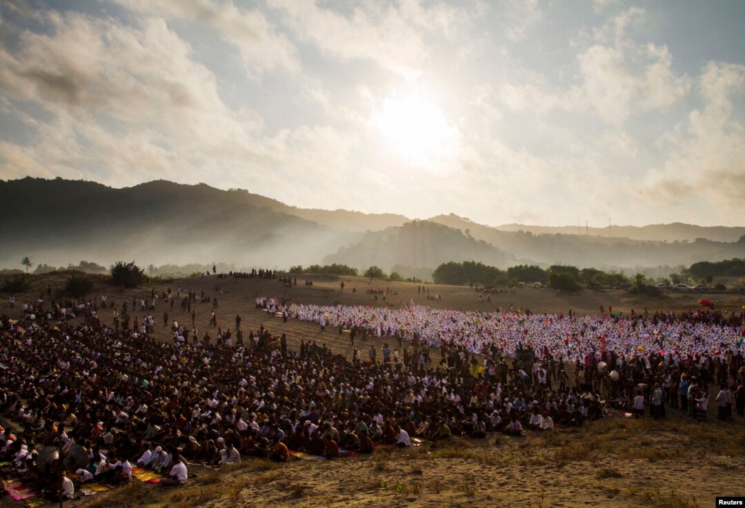 Muslims Celebrate Eid al-Fitr, image size:1080x737