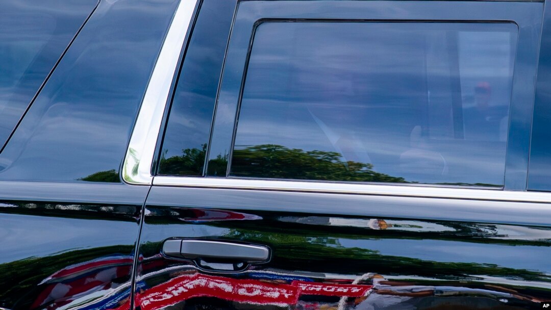 Donald Tramp pozdravlja pristalice iz automobila (Foto:AP/Alex Brandon)