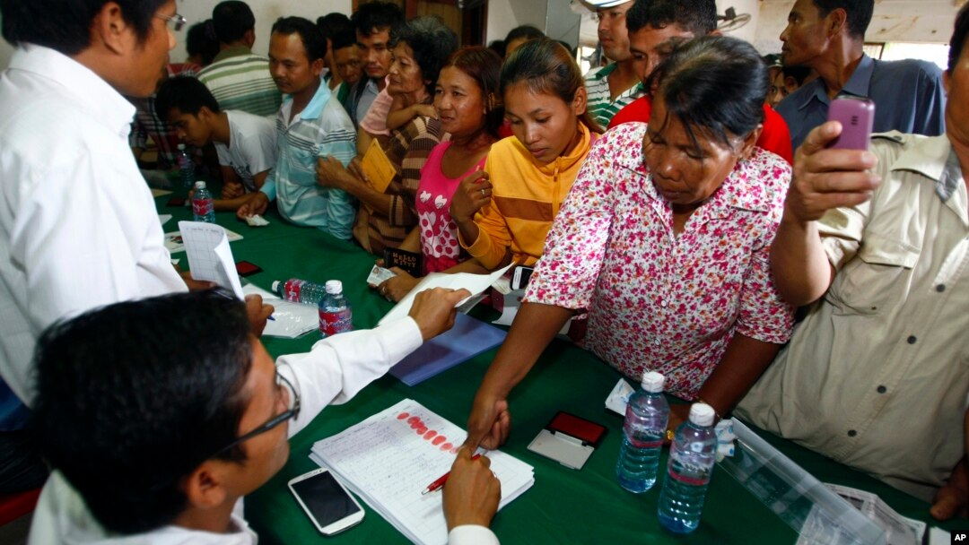 Pendukung Partai Penyelamat Nasional berkumpul memberikan bukti tanda jempol mereka saat melakukan protes karena nama mereka tidak terdaftar sebagai pemilih dalam Pemilu 28 Juli di Phnom Penh.