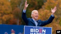 Calon presiden dari Partai Demokrat, Joe Biden, berbicara dalam sebuah kampanye di Bucks County Community College di Bristol, Sabtu, 24 Oktober 2020. (Foto: AP)