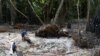 Penambang emas ilegal di kawasan pelestarian lingkungan di hutan hujan Amazon, Itaituba, negara bagian Para, Brazil 3 September 2021. (REUTERS/Lucas Landau)