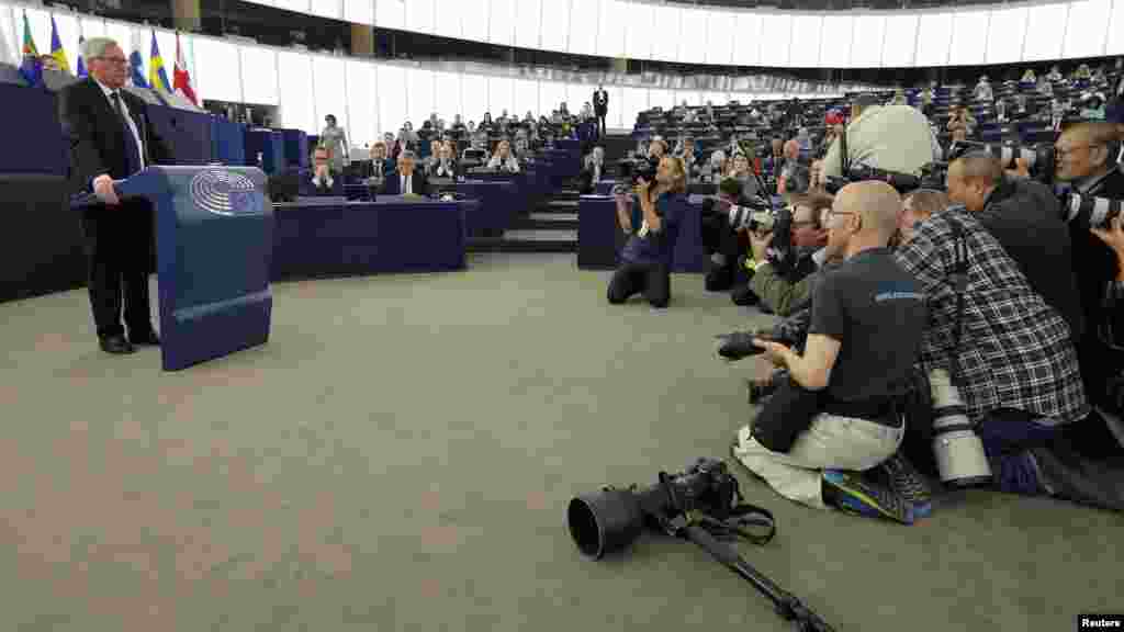 Madaxweynaha guddiga Midowga Yurub, Jean-Claude Juncker ayaa dalalka xubnaha ka ah ururkaas ugu baaqay in ka hor toddobaadka xiga ay isku raacaan sidii ay u kala qeybsan lahaayeen 160,000 oo muhaajiriin ah. 