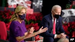 Presiden Joe Biden saat mendampingi Ibu Negara Jill Biden saat mengunjungi Rumah Sakit Nasional khusus anak-anak di Washington, pada 23 Desember 2022. (Foto: AP/Andrew Harnik)