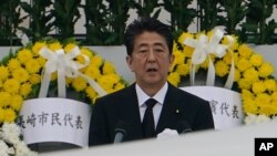Perdana Menteri Jepang, Shinzo Abe di Hiroshima Peace Memorial Park, 6 Agustus 2020. (AP Photo/Eugene Hoshiko)