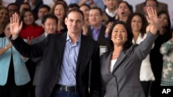 Keiko Fujimori saluda a la prensa después de aceptar la derrota en las elecciones presidenciales acompañada de su esposo Mark Villanella, en Lima, Perú, el 10 de junio de 2016.