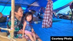 Ibu Lessa (32) bersama putrinya yang baru berusia sembilan tahun di dalam tenda darurat di lokasi pengungsian warga desa Meli, Kecamatan Baebunta, Luwu Utara, 23 Juli 2020. (Foto : Zwaeb Laibe/ SAR Mapala Muhammadiyah Indonesia)