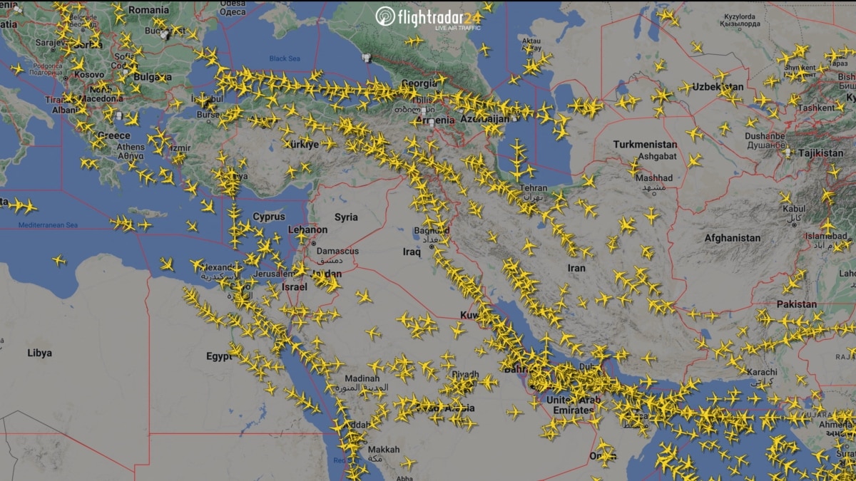 以色列袭击伊朗后，多家国际航班匆忙改道以避开伊朗领空