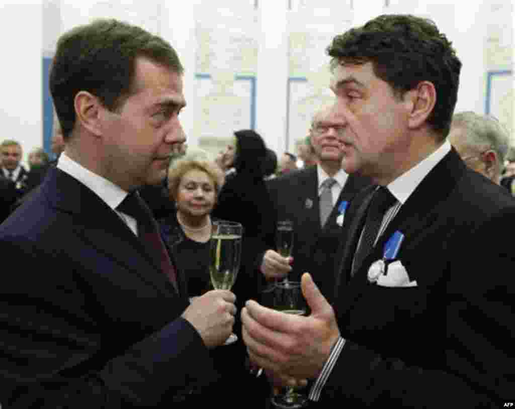 Russian President Dmitry Medvedev, left, toasts famous Russian actor Sergei Makovetsky during an awards ceremony in the Kremlin in Moscow, Thursday, Dec. 30, 2010. (AP Photo/RIA Novosti, Dmitry Astakhov, Presidential Press Service)