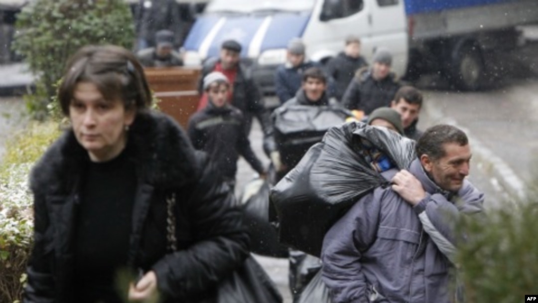 დევნილების გამოსახლების პროცესი გრძელდება