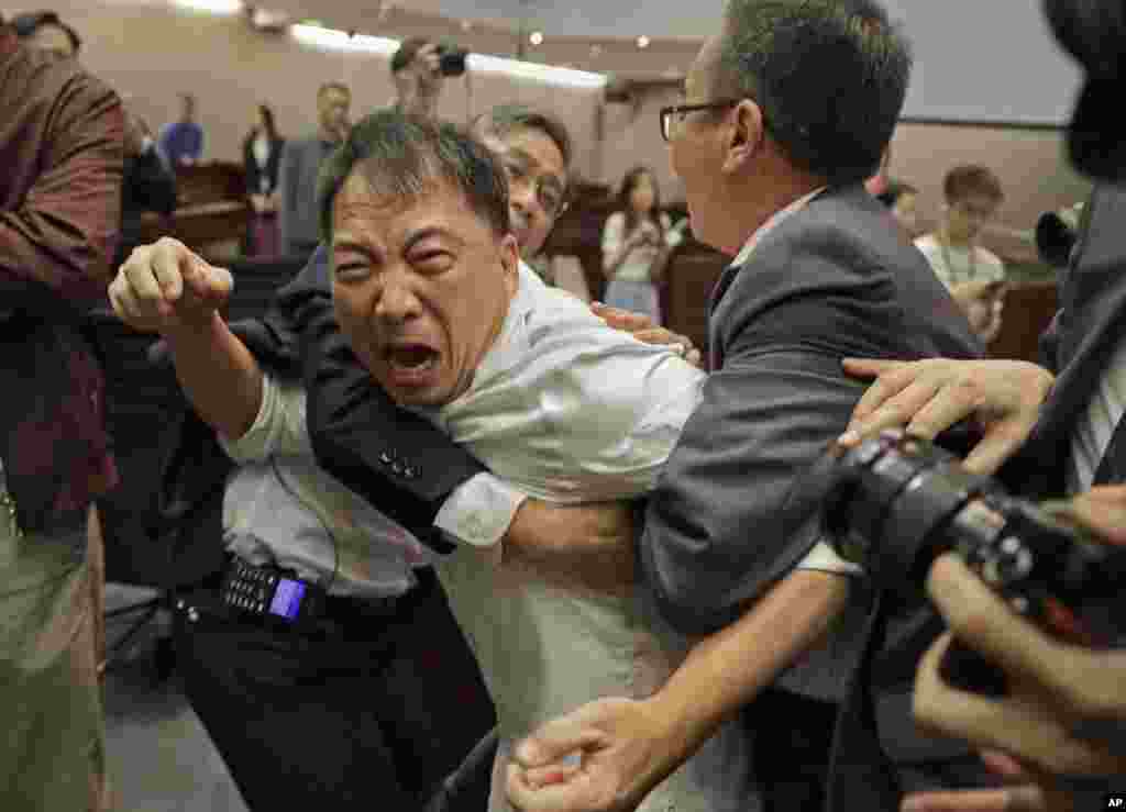 یکی از نمایندگان طرفدار دموکراسی در مجلس قانون گذاری هنگ کنگ به شدت با ماموران امنیتی در مجلس درگیر شد.
