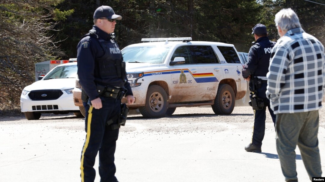 Sebuah mobil kepolisian Kanada tampak di Jalan Portapique Beach untuk mencari tersangka pelaku penembakan massal di Portapique, Nova Scotia, Kanada, 19 April 2020.